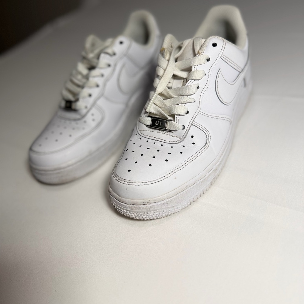 Air Force 1 White Pre-Owned,authentic, Unisex size 7 CLASSIC  NEVER DIE